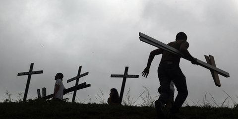 Βενεζουέλα: Οι σταυροί αντιπροσωπεύουν τους νεκρούς στις διαδηλώσεις κατά Μαδούρο – Φωτογραφία: AP Photo/Fernando Llano