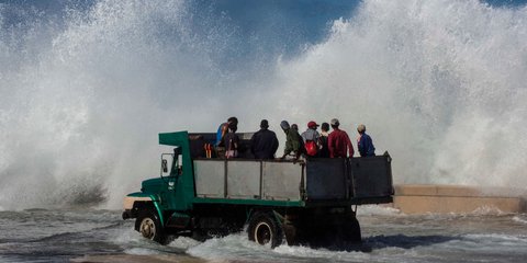 Τεράστια κύματα «σπάνε» στην παραλία της Αβάνας, στην Κούβα – Φωτογραφία AP Photo/Desmond Boylan