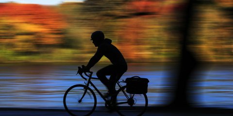 Βόλτα με ποδήλατο στην φθινοπωρινή Φιλαδέλφεια των ΗΠΑ -Φωτογραφία: AP Photo/Matt Rourke