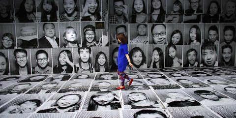 Μία γυναίκα περπατά ανάμεσα σε δεκάδες χαμόγελα. Είναι ένα καλλιτεχνικό πρότζεκτ του Γάλλου καλλιτέχνη JR, στη Σαγκάη. Μαζί με την ομάδα του έστησαν ένα φωτογραφικό στούντιο σε ένα φορτηγό και άρχισαν να βγάζουν πορτραίτα ντόπιων και τουριστών. Με τα χαμο