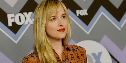 Μοιάζουν με τη διάσημη μαμά της Μέλανι Γκρίφιθ σαν δυό σταγόνες νερό. Το μόνο που της λείπει, ίσως, είναι η ζωντάνια στο μάτι. Η Ντακότα Τζόνσον ήταν εκείνη που κέρδισε αναπάντεχα τον ρόλο της παρθένας που ξελογιάζεται από τον δισεκατομμυριούχο