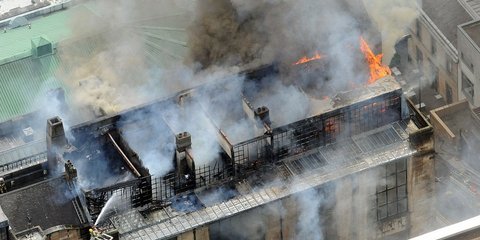  Πυρκαγιά κατέστρεψε τη Σχολή Καλών Τεχνών της Γλασκόβης