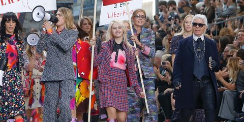 Δεν είναι κάποια περίεργη πορεία στιλάτων διαμαρτυρόμενων. Είναι η έμπνευση που είχε ο Καρλ Λάγκερφελντ για την επίδειξη μόδας της Chanel, στο Παρίσι, ο οποίος μετέτρεψε τα μοντέλα του σε διαδηλωτές, με πλακάτ και ντουντούκες στο τέλος του σόου. 