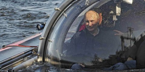 Είναι από τους πιο... extreme ηγέτες χωρών. O Βλαντιμίρ Πούτιν ποτέ δεν έχασε ευκαιρία για να κάνει κάτι που οι περισσότεροι ομόλογοί του δεν θα τολμούσαν. Αυτή τη φορά ο Ρώσος πρόεδρος μπήκε σε ένα μικρό υποβρύχιο και καταδύθηκε στη Βαλτική θάλασσα προκε