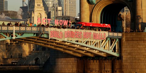 Πανό στο Λονδίνο εναντίον Τραμπ: «Χτίστε γέφυρες, όχι τείχη»