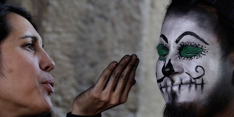 Μεξικό: Λίγη μαγεία χρυσόσκονης για την Ημέρα των Νεκρών -Φωτογραφία: AP Photo/Rebecca Blackwell