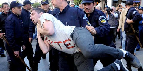 Η εικόνα της ημέρας: Στην Αλγερία παίρνουν τους διαδηλωτές σηκωτούς 