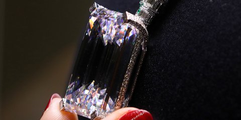 Δημοπρατείται το μεγαλύτερο αψεγάδιαστο διαμάντι, 163.41 καρατίων -Αναμένεται να αγγίξει τα 30 εκατ. δολάρια -Φωτογραφία: AP Photo/Kirsty Wigglesworth