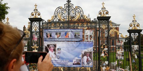  Στο παλάτι του Κέσιγκτον κρέμασαν αναμνηστικό πανό, ενόψει της 20ης επετείου θανάτου της Νταϊάνα -Φωτογραφία: AP Photo/Alastair Grant