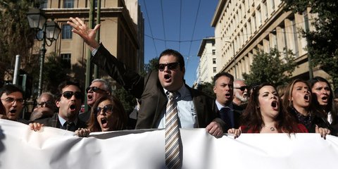 «Κατρούγκαλε ντροπή σου, παραιτήσου», φώναξαν σήμερα χιλιάδες δικηγόροι στους δρόμους της Αθήνας...