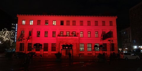 Mε τα χρώματα της τουρκικής σημαίας φωταγωγήθηκε το Δημαρχείο της Αθήνας