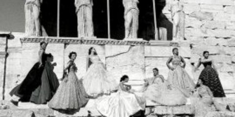 Μοντέλα με ρούχα Ντιορ φωτογραφίζονται στις Καρυάτιδες 