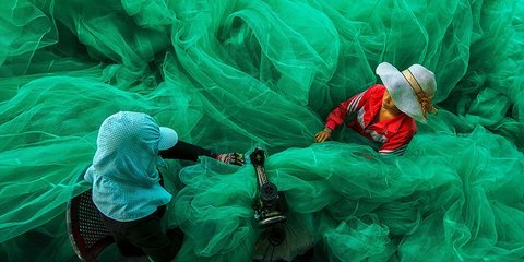 Ράβοντας δίχτυα -Μια από τις καλύτερες φωτογραφίες στο διαγωνισμό του National Geographic