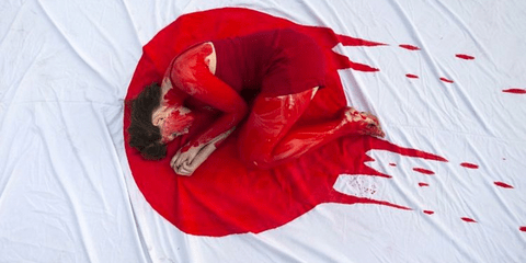 Μια ομάδα ισραηλινών εναντίον της σφαγής δελφινιών στην Ιαπωνία φωτογραφήθηκε πάνω στην ιαπωνική σημαία, μέσα στο αίμα, μπροστά στην πρεσβεία της χώρας στο Τελ Αβίβ