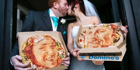 Mε έναν άκρως πρωτότυπο τρόπο γιόρτασε το ζευγάρι της φωτογραφίες το γάμο τους εκδηλώνοντας την αγάπη τους για την πίτσα. Eτσι, πέρα από βέρες αντάλλαξαν και... πίτσες. Με καμβά τη ζύμη και με τη βοήθεια της κέτσαπ και του μπέικον φτιάχτηκαν τα πορτραίτα 