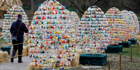 Γερμανία: 10.000 αληθινά αυγά βαμμένα στο χέρι στο «μονοπάτι» των πασχαλινών αυγών στο Ludwigsburg-Φωτογραφία: EPA/RONALD WITTEK