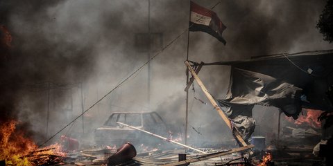 Πριν από περίπου ένα χρόνο όλη η Αίγυπτος πανηγύριζε για την πτώση του Χόσνι Μουμπάρακ. Η Αραβική Ανοιξη είχε εμποτίσει με αισιοδοξία έναν ταλαιπωρημένο λαό. Τα όνειρα για ένα καλύτερο αύριο, όμως, παραμένουν κλειδωμένα και βουτηγμένα στο αίμα του εμφυλίο