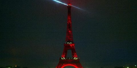 Στα κόκκινα ο Πύργος του Αϊφελ «θρηνεί» για το μακελειό στο Ατατούρκ