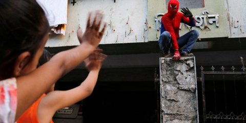 Μία προεκλογική εκστρατεία από έναν υποψήφιο βουλευτή που παρουσιάζεται ως Spiderman