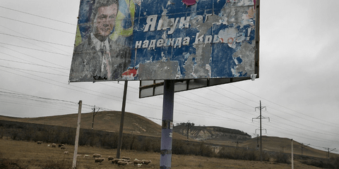 Η προεκλογική αφίσα αναφέρει: Ο Γιανουκόβιτς είναι η ελπίδα της Κριμαίας