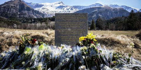 Μνημείο για τους νεκρούς του Airbus A320 της Germanwings στο χωριό Λα Βερνέ στις γαλλικές Αλπεις