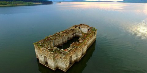 Κάτω από αυτή τη λίμνη της Βουλγαρίας  βρισκόταν κάποτε μια ολόκληρη πόλη... 