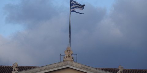  Οι θυελλώδεις άνεμοι έσκισαν την ελληνική σημαία στο Πανεπιστήμιο Αθηνών -EUROKINISSI ΚΟΝΤΑΡΙΝΗΣ ΓΙΩΡΓΟΣ 