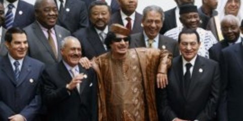 Ένα χρόνο πριν: Καντάφι, Μπεν-Αλι και Μουμπάρακ, όλο χαμόγελα, στην ΑφροΑραβική διάσκεψη της Σύρτης