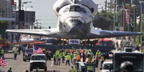 Το διαστημικό λεωφορείο Εντέβορ βγήκε «βόλτα» στους δρόμους του Λος Αντζελες [εικόνες] 