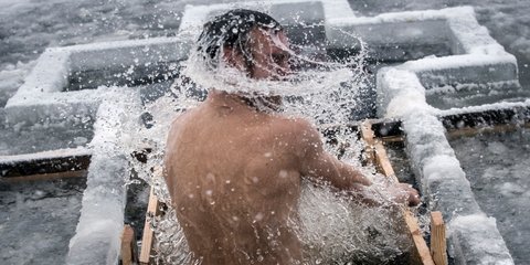 Πιστός Ρώσος ορθόδοξος βουτά στα παγωμένα νερά του Δνείπερου, στο Κίεβο για τα Θεοφάνεια -Φωτογραφία: AP Photo/Evgeniy Maloletka