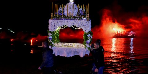 Τολό: Η εντυπωσιακή περιφορά επιταφίου μέσα στη θάλασσα -Φωτογραφία: Intimenews/ΜΠΟΥΓΙΩΤΗΣ ΒΑΓΓΕΛΗΣ	