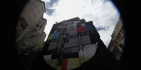 Καταλυτικό ρόλο παίζει στις πολιτικές εξελίξεις το λουκέτο στην ΕΡΤ. Το προφητικό γκράφιτι σε πολυκατοικία της Αθήνας