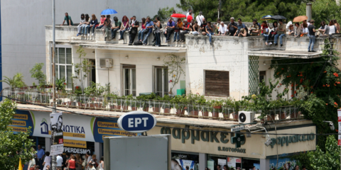 Πλημμύρισε η λεωφόρος Μεσογείων από χιλιάδες πολίτες που βρέθηκαν έξω από το Ραδιομέγαρο για να διαμαρτυρηθούν για το λουκέτο στην ΕΡΤ