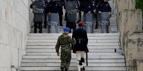 Εύζωνας μετακινείται από τον Αγνωστο Στρατιώτη λόγω της συγκέντρωσης της ΑΔΕΔΥ -Φωτογραφία: AP Photo/Thanassis Stavrakis