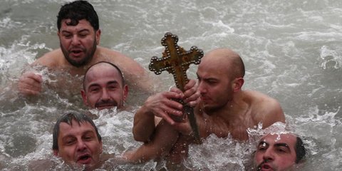 Βούλγαρος κολυμβητής πιάνει τον σταυρό στο Φανάρι