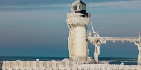 Ο φάρος στην προβλήτα St Joseph καλυμμένος από πάγο μετά από την επέλαση του χιονιά στο Michigan - Φωτογραφία: Mike Kline / Barcroft Media