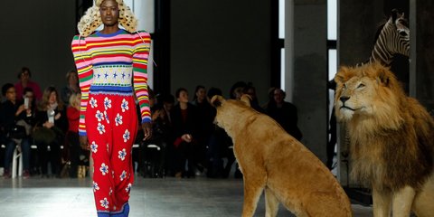 Θαρραλέο μοντέλο στην επίδειξη μόδας στο Παρίσι, υπό το βλέμμα δύο λιονταριών -Φωτογραφία: AP Photo/Thibault Camus