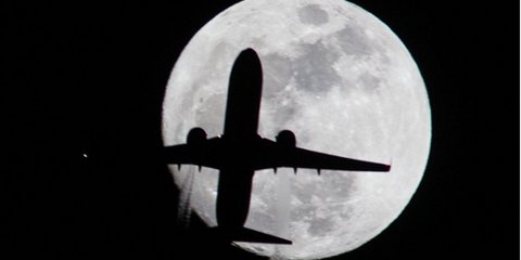 Oταν η φωτογραφική μηχανή κάνει κλικ την κατάλληλη στιγμή προκύπτουν φωτογραφίες σαν κι αυτή... Μια μέρα πριν την πανσέληνο του Ιανουαρίου ο φακός του φωτογράφου Ringo Chiu «συνέλαβε» το αεροπλάνο που κατευθυνόταν στο αεροδρόμιο του Λος Αντζελες τη στιγμή