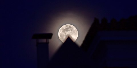 Η ανοιξιάτικη πανσέληνος πάνω από το Ναύπλιο - Φωτογραφία: ΑΠΕ-ΜΠΕ/ΜΠΟΥΓΙΩΤΗΣ ΕΥΑΓΓΕΛΟΣ