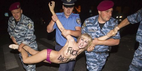 Πάντα ενεργές. Μια ομάδα FEMEN από την Ουκρανία διαμαρτύρονται τη Δευτέρα εναντίον της επίσημης επίσκεψης του λευκορώσου προέδρου Αλεξάντερ Λουκασένκο, μπροστά στο ξενοδοχείο του στο Κίεβο.