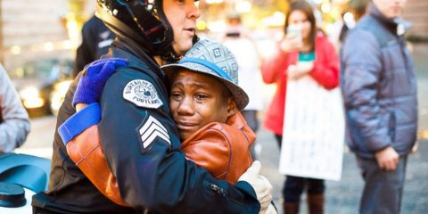 Η εικόνα αγάπης που συγκλόνισε τον κόσμο: Νεαρός διαδηλωτής αγκαλιάζει αστυνομικό στο Φέργκιουσον