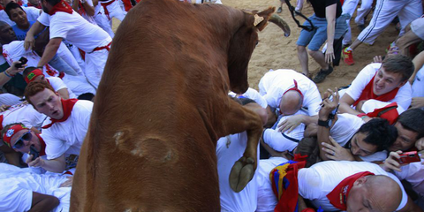 Οι τρελές γιορτές του Παμεπλούν. Αφήνουν ελεύθερους τους ταύρους και ξεχύνονται στην πόλη την οποία κατακλύζουν πιστοί και τουρίστες. Οι μανιασμένοι ταύροι αφήνουν πίσω τους τραυματίες και ενίοτε νεκρούς.