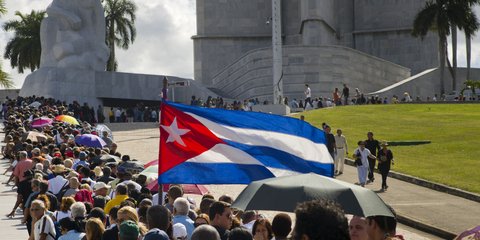 Οι Κουβανοί αποχαιρετούν τον Φιντέλ
