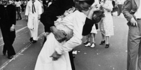 Αυτό είναι το ζευγάρι πίσω από το πιο διάσημο φιλί του πολέμου! [εικόνες]