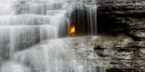 Φωτιά μέσα σε καταρράχτη -  Η «αιώνια φλόγα» του Τσέστνατ Ριτζ [εικόνες]