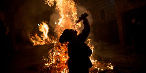  Φεστιβάλ φωτιάς στο Σεντ Αντονι της Ισπανίας, πολιούχο των οικόσιτων ζώων -Φωτογραφία: AP Photo/Emilio Morenatti