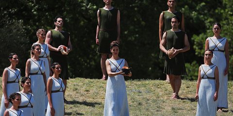 Η ηθοποιός Κατερίνα Λέχου στον ρόλο της Πρωθιέρειας μεταφέρει την Ολυμπιακή Φλόγα