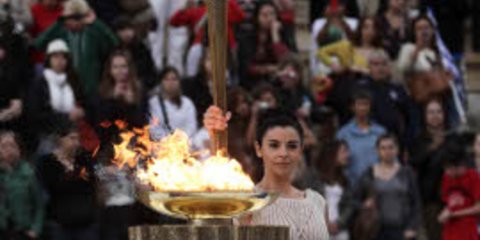 Η Ελλάδα αποχαιρέτησε την Ολυμπιακή Φλογα που ξεκινά για το Λονδίνο