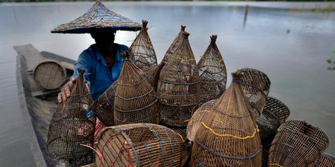 Ινδός ψαράς προετοιμάζεται για τις πλημμύρες – Φωτογραφία: EPA/STR