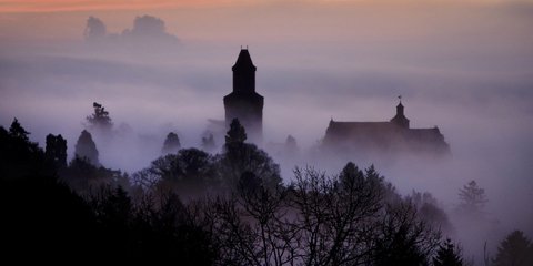 Βγαλμένο από παραμύθι λες, σκεπασμένο από την ομίχλη, το κάστρο του Κρόνμπεργκ στη Φρανκφούρτη -Φωτογραφία: AP Photo/Michael Probst